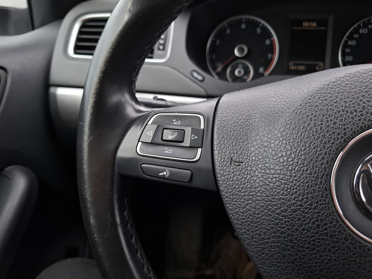 VOLKSWAGEN Jetta 2012