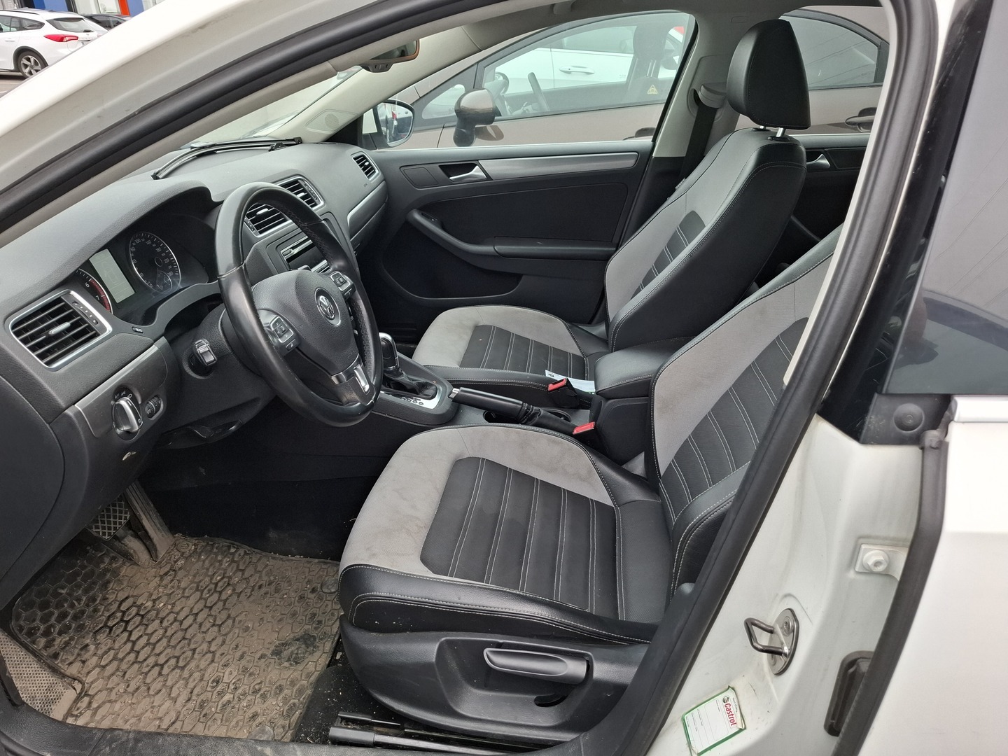 VOLKSWAGEN Jetta 2012