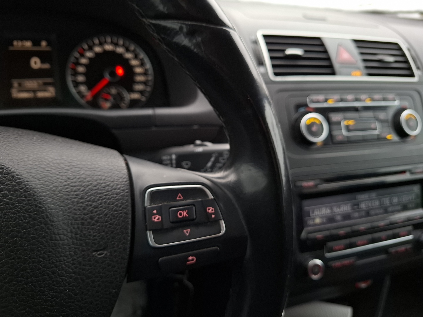 VOLKSWAGEN Touran 2012