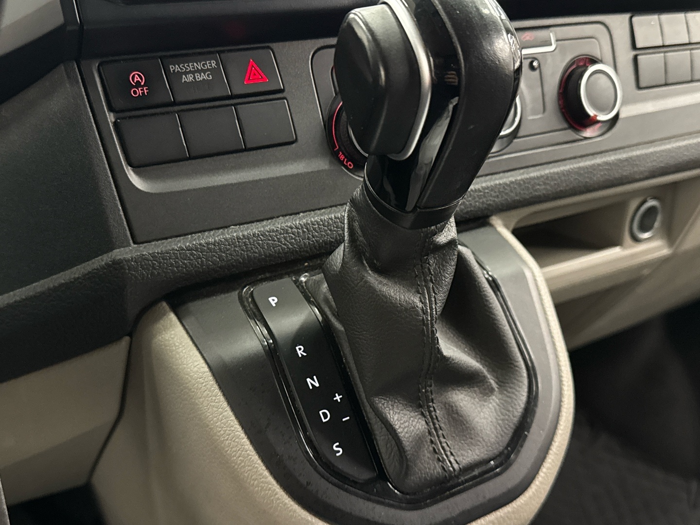 VOLKSWAGEN Transporter 2017