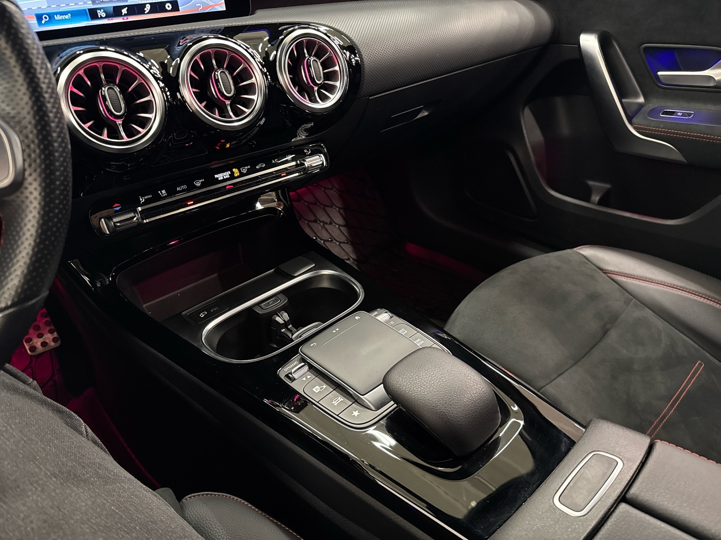 MERCEDES-BENZ A 2022