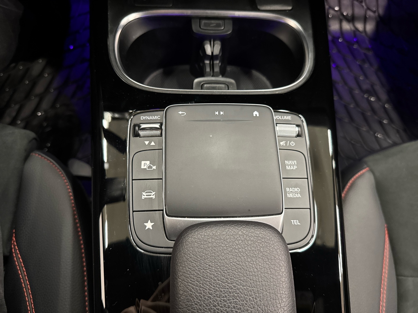 MERCEDES-BENZ A 2022