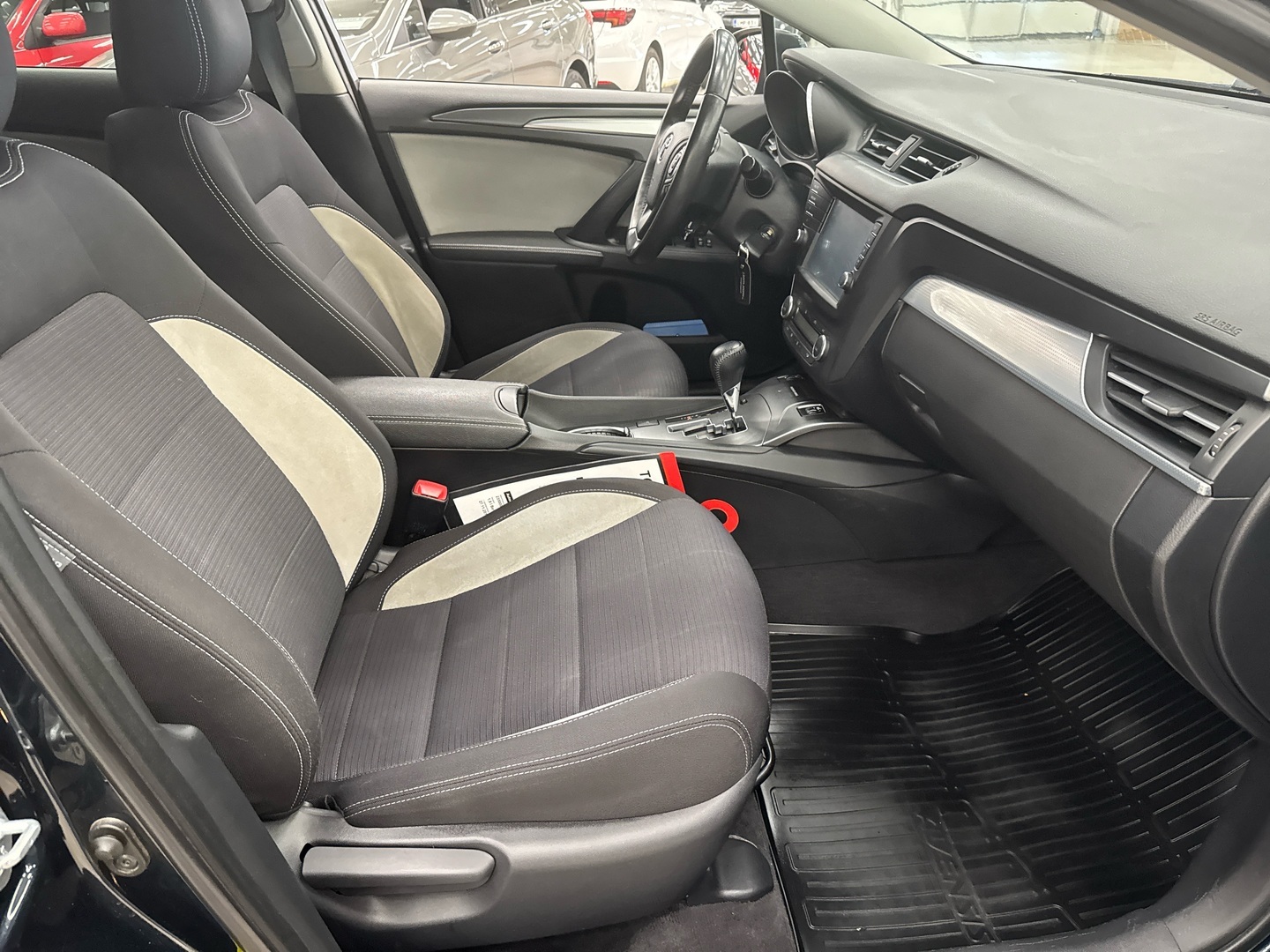 TOYOTA Avensis 2015