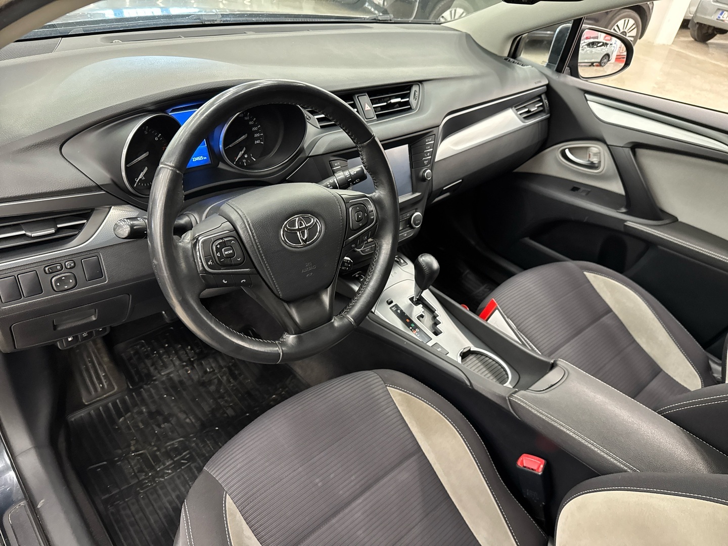 TOYOTA Avensis 2015