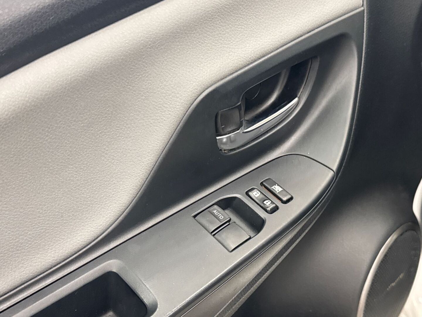 TOYOTA Yaris 2015