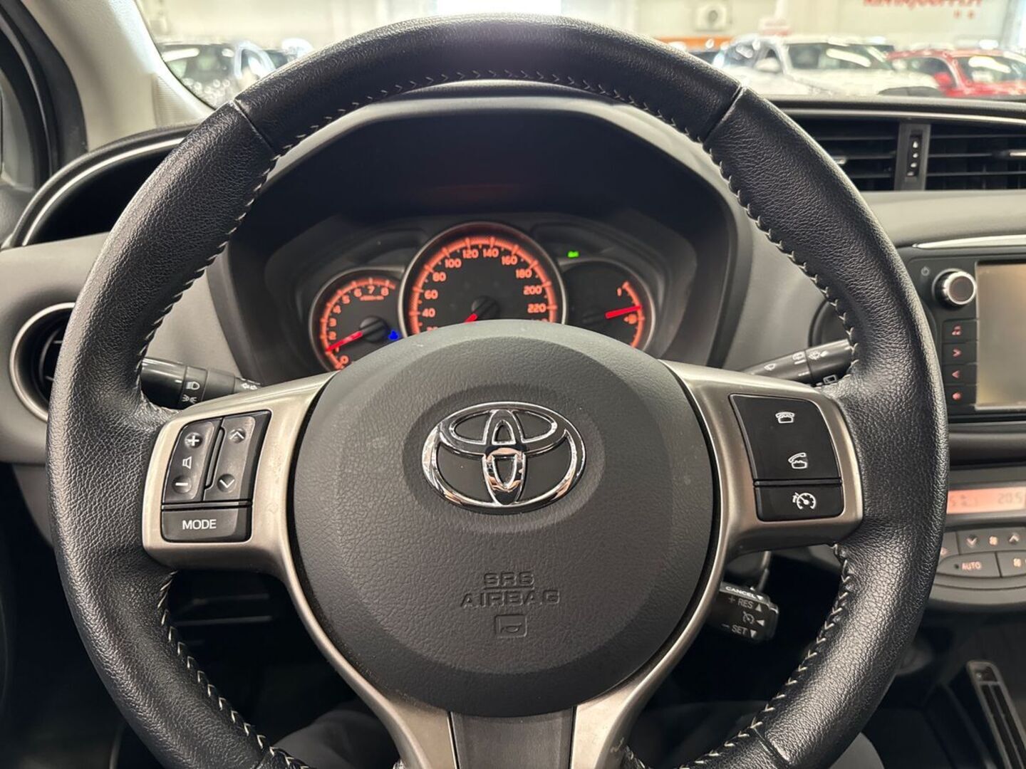 TOYOTA Yaris 2015