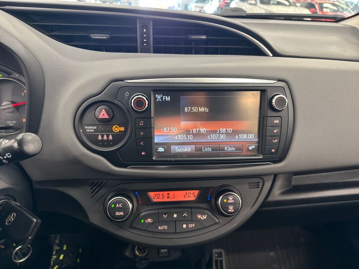 TOYOTA Yaris 2015