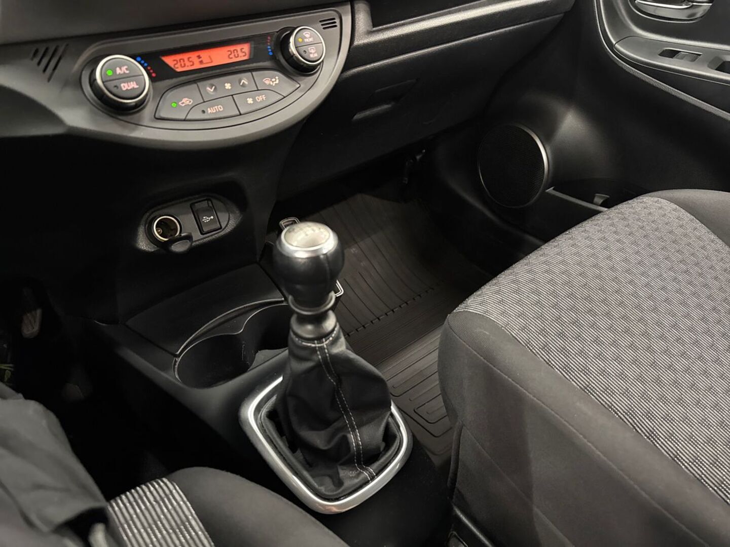 TOYOTA Yaris 2015