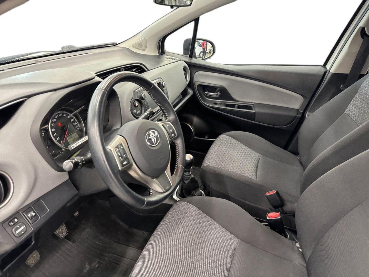 TOYOTA Yaris 2015