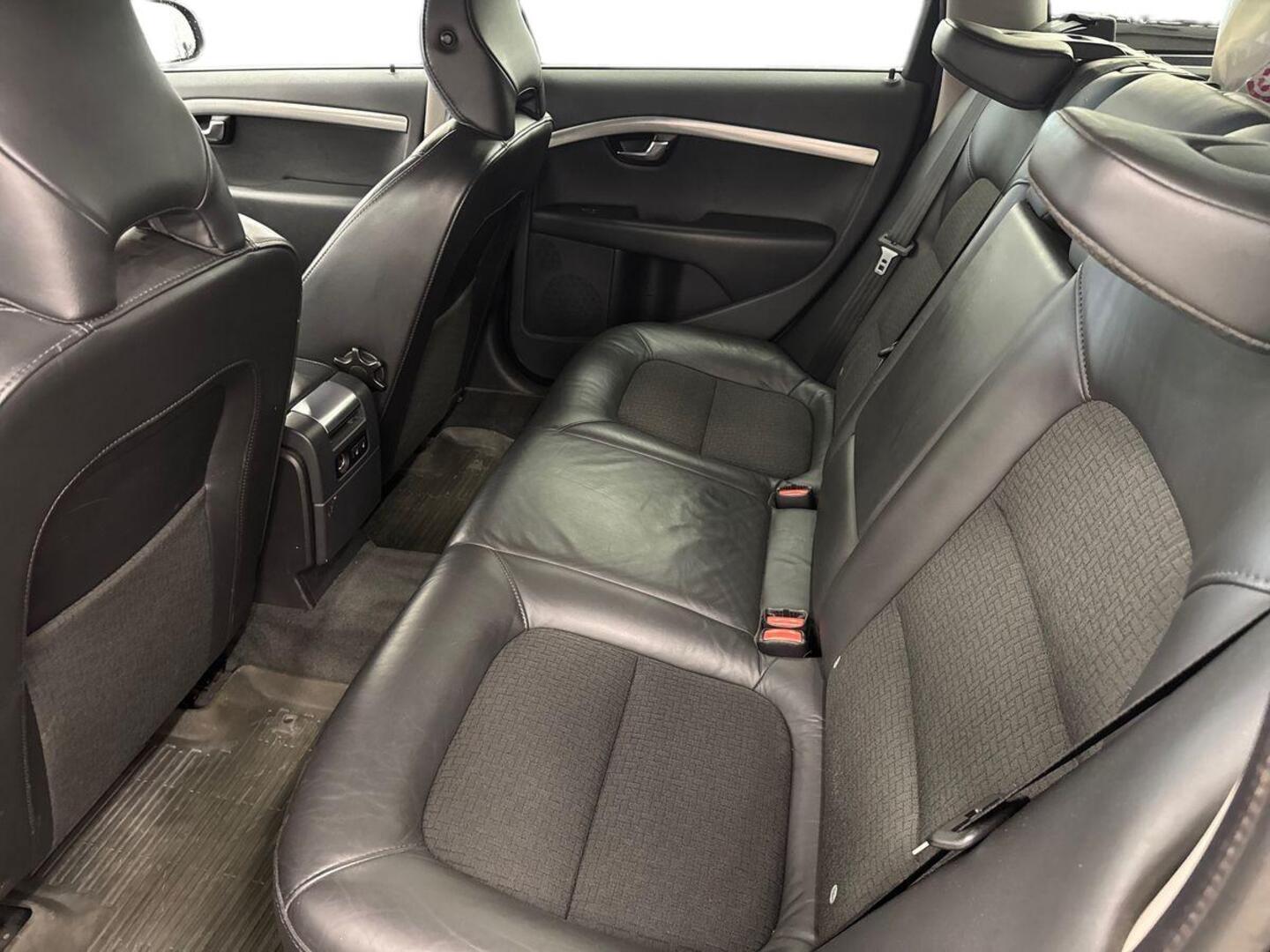 VOLVO V70 2011