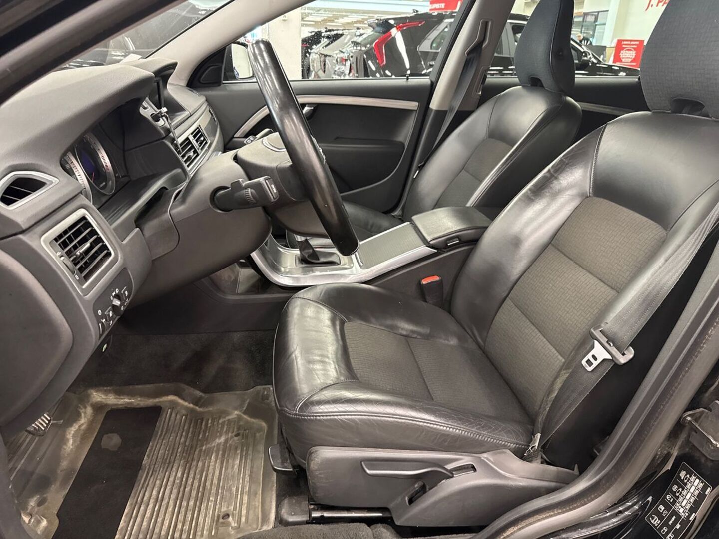 VOLVO V70 2011