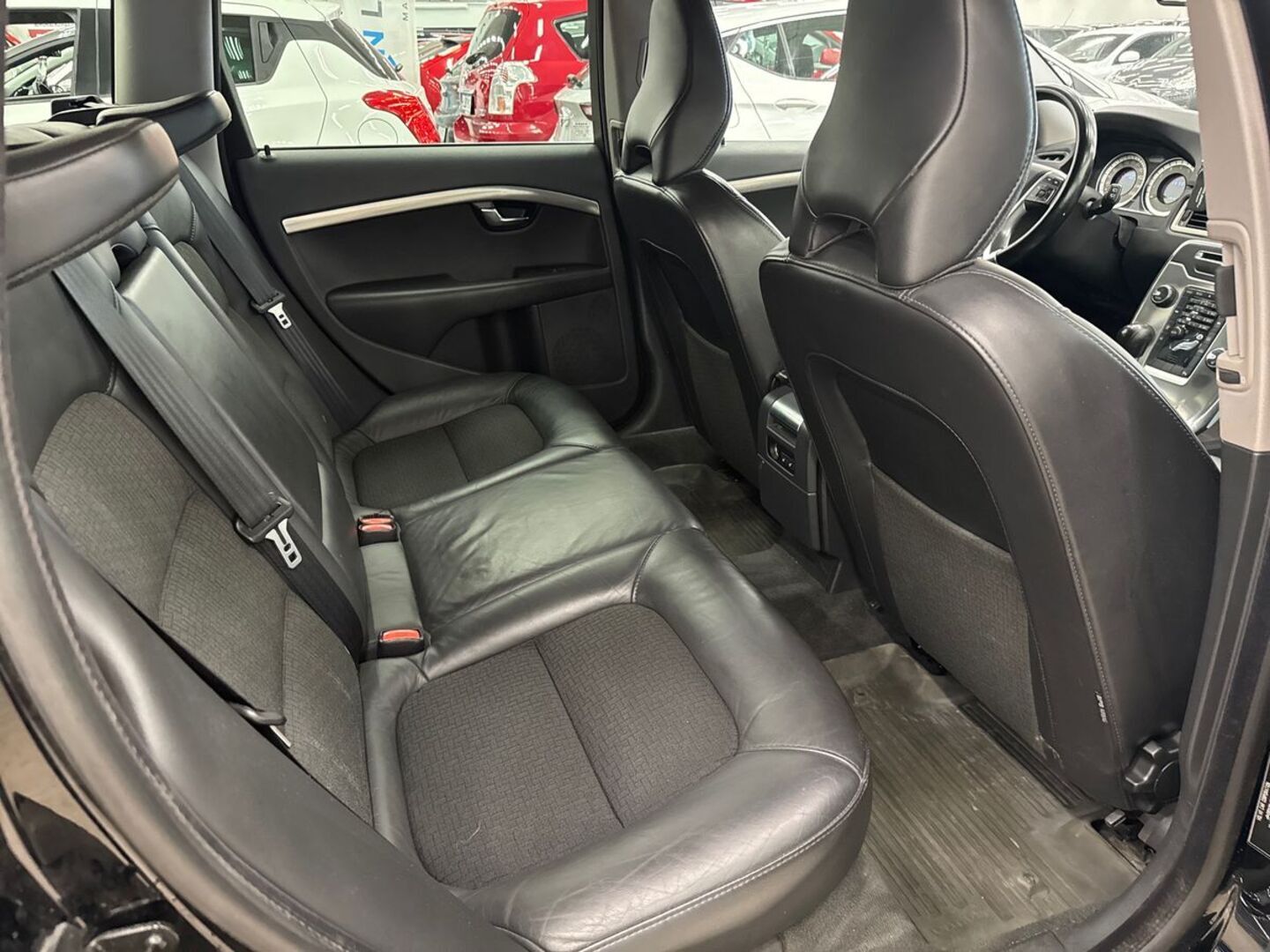 VOLVO V70 2011