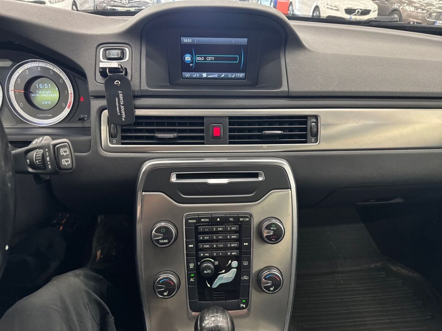 VOLVO V70 2011