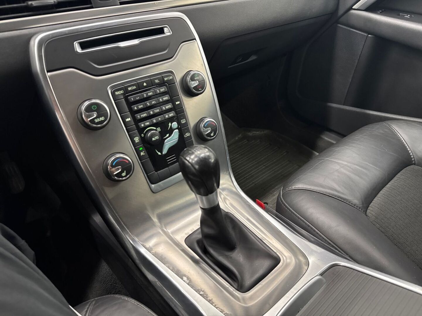 VOLVO V70 2011