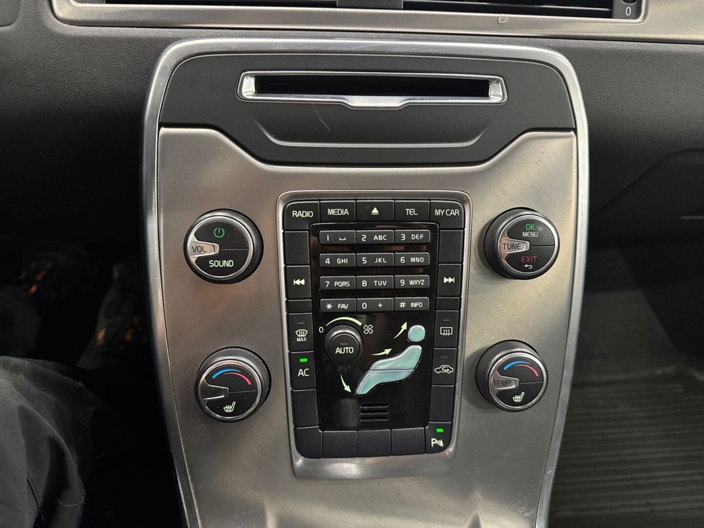 VOLVO V70 2011
