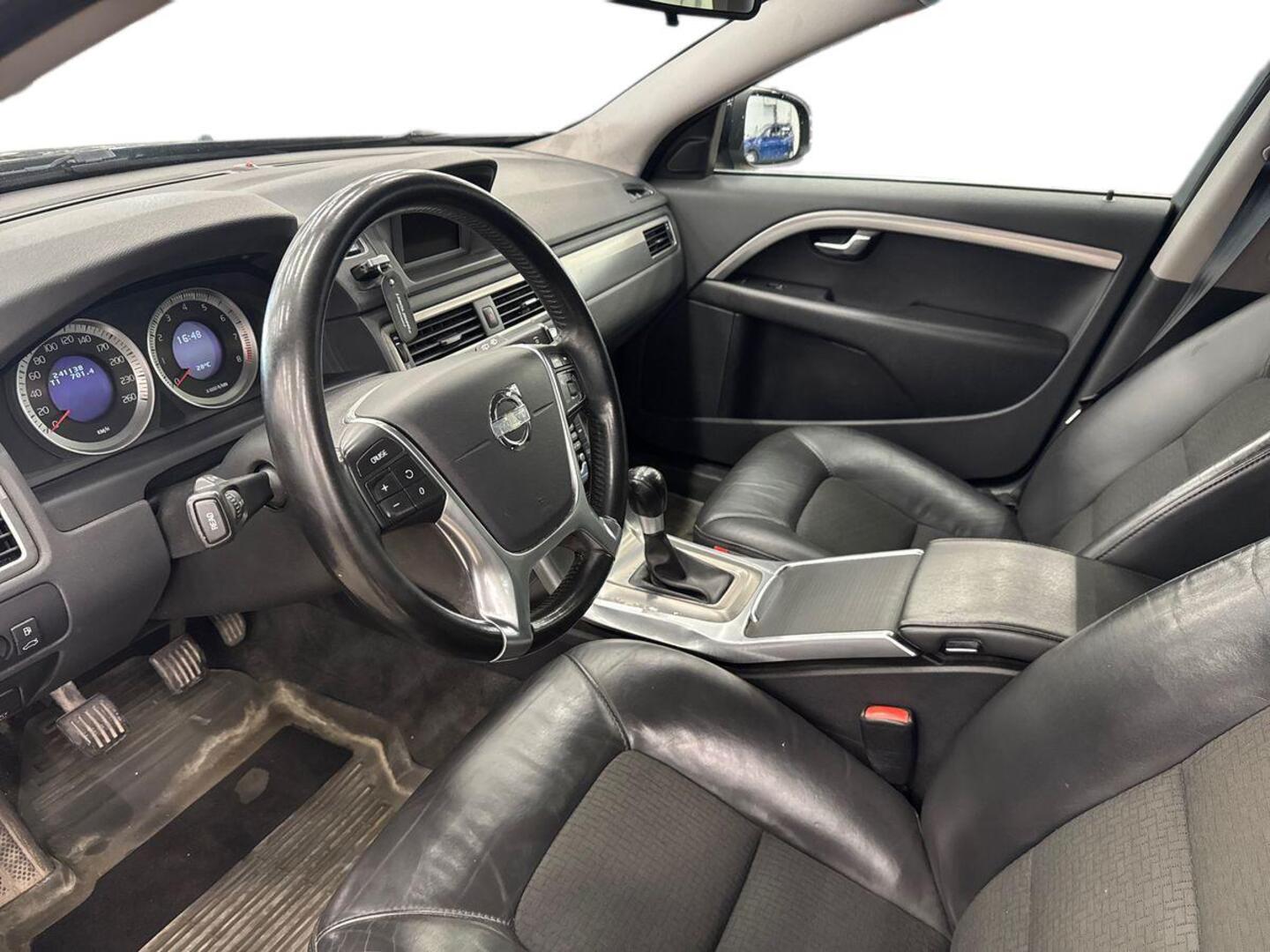 VOLVO V70 2011