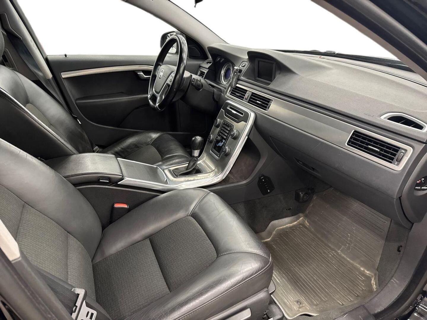 VOLVO V70 2011