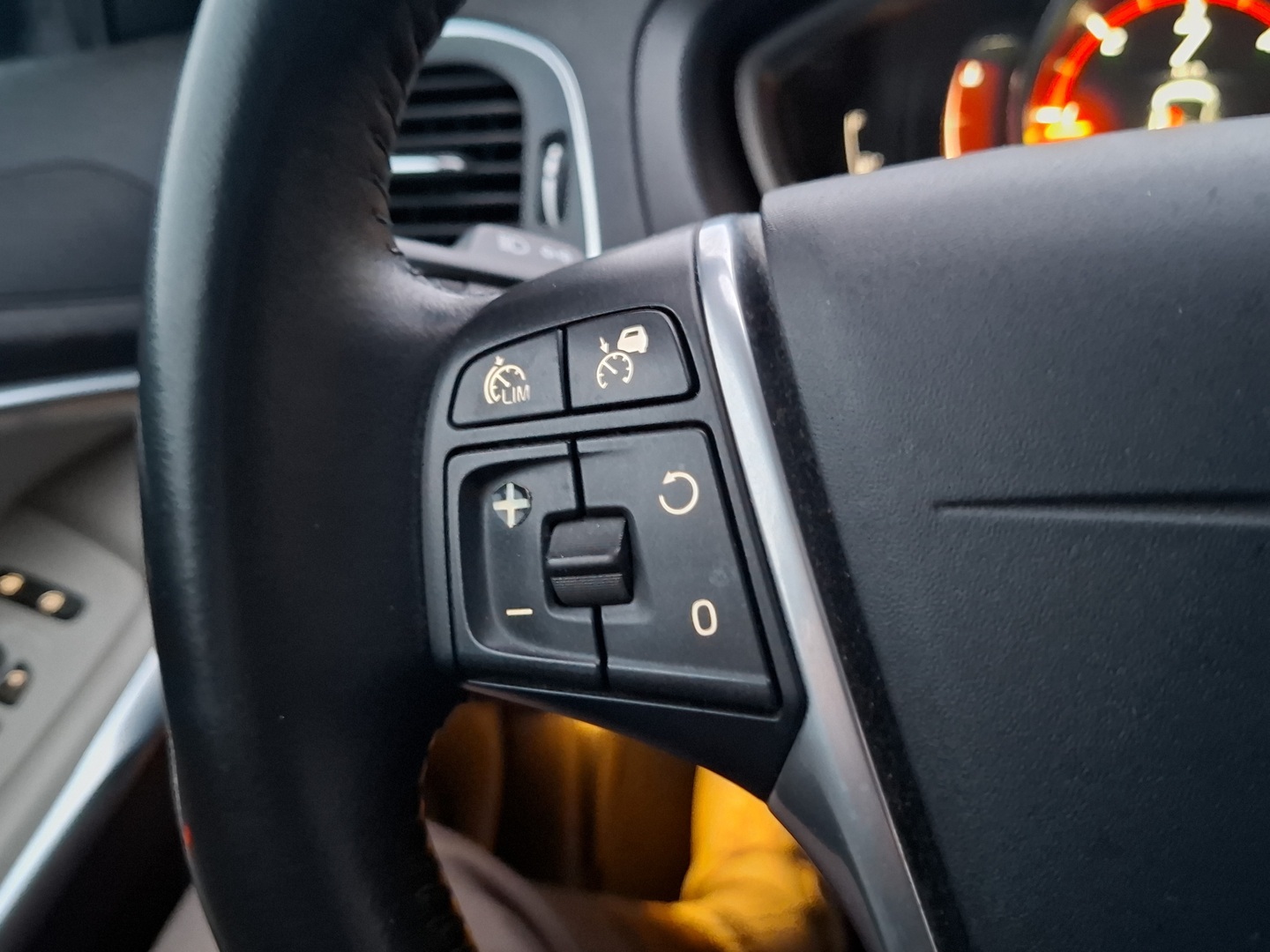 VOLVO V40 Cross Country 2017