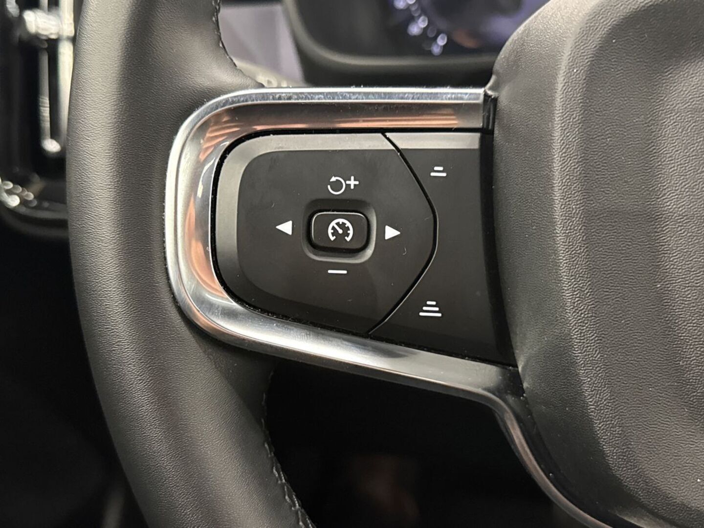 VOLVO XC40 2023