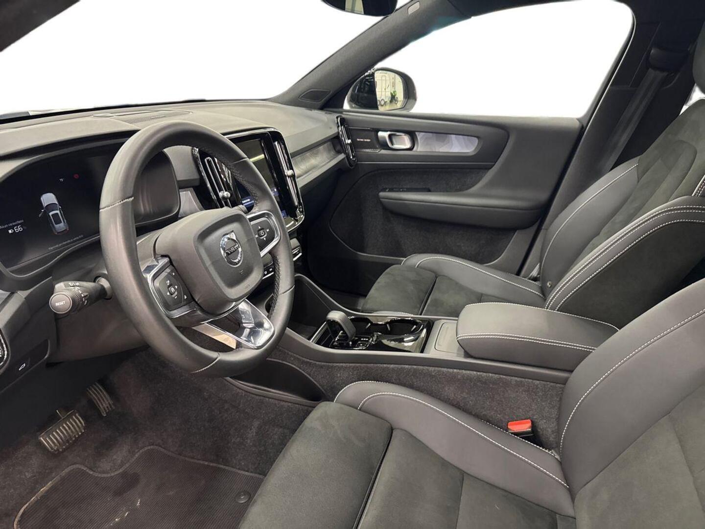 VOLVO XC40 2023