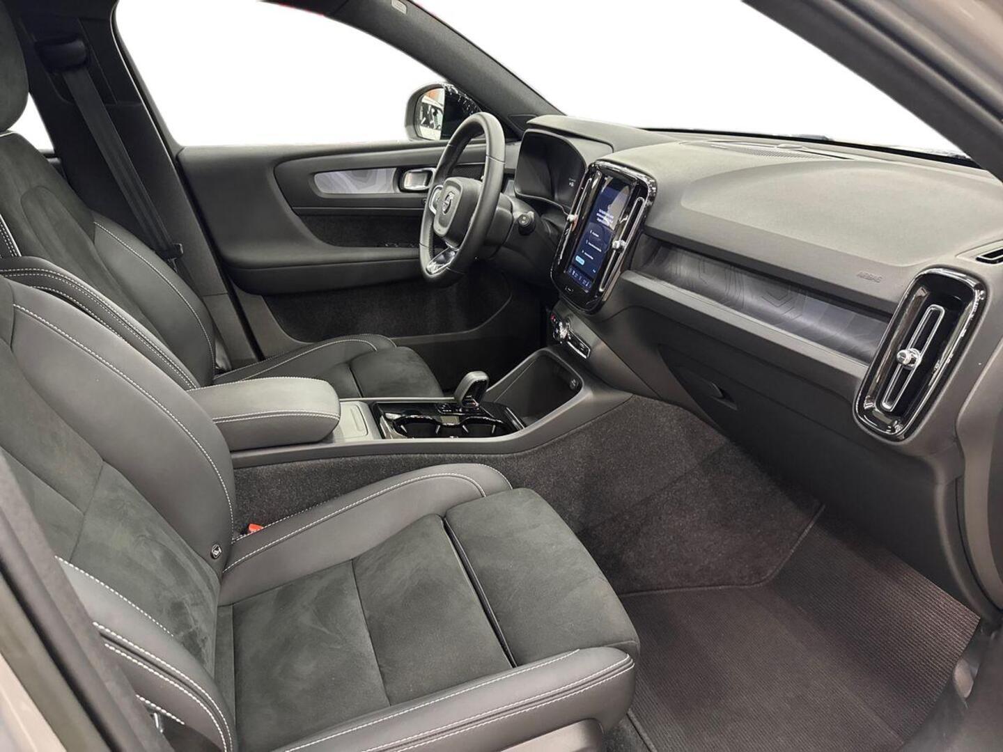 VOLVO XC40 2023