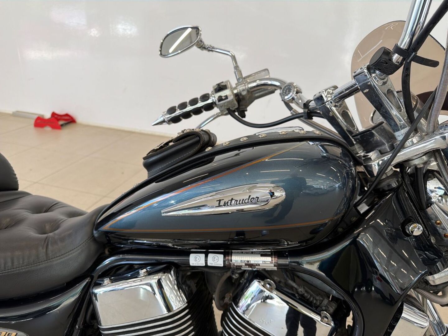 SUZUKI VS 2001