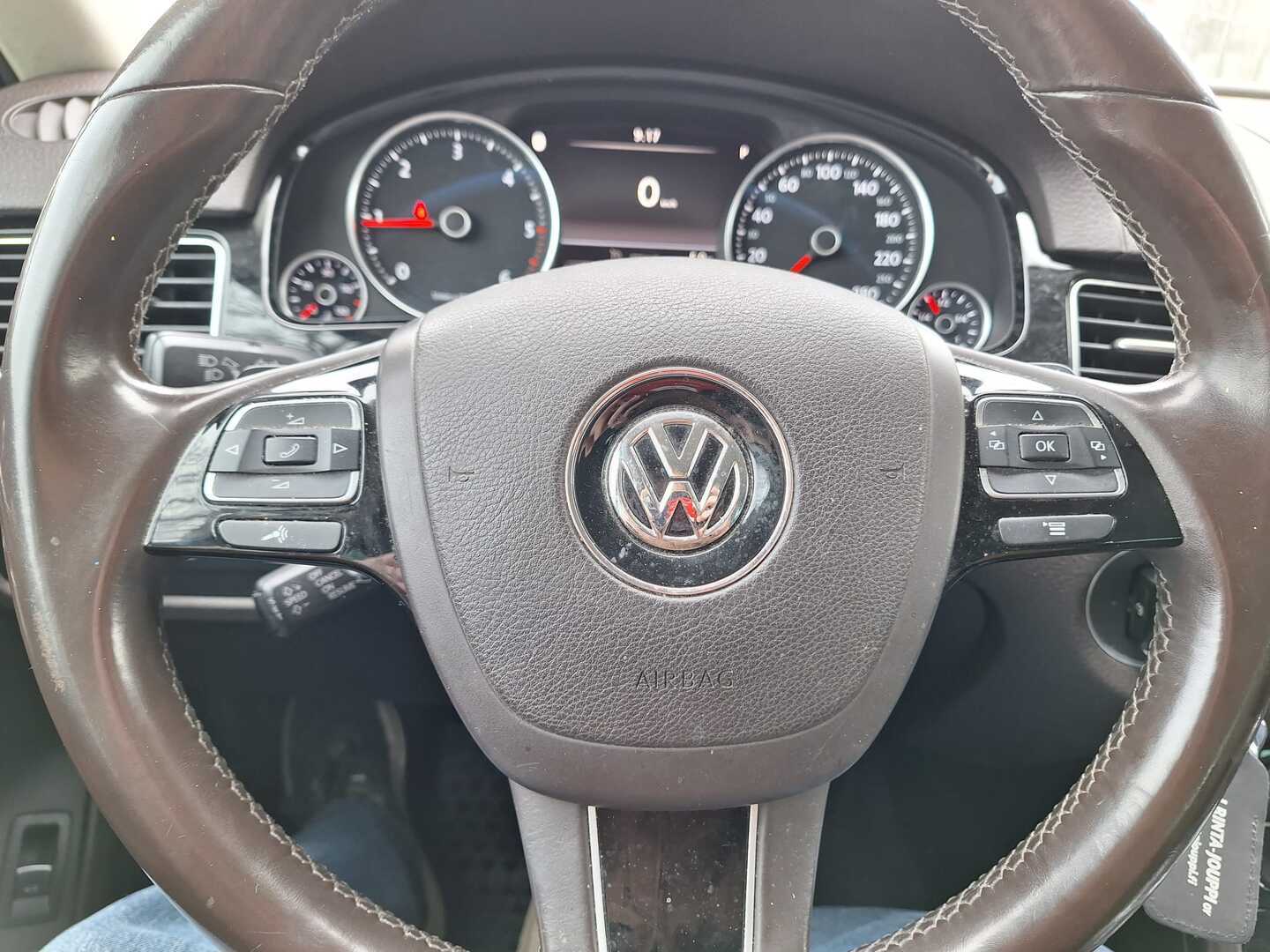 VOLKSWAGEN Touareg 2016