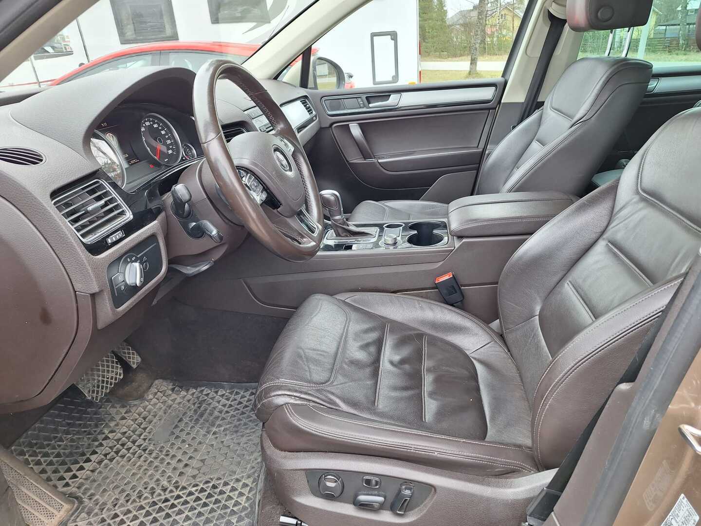 VOLKSWAGEN Touareg 2016