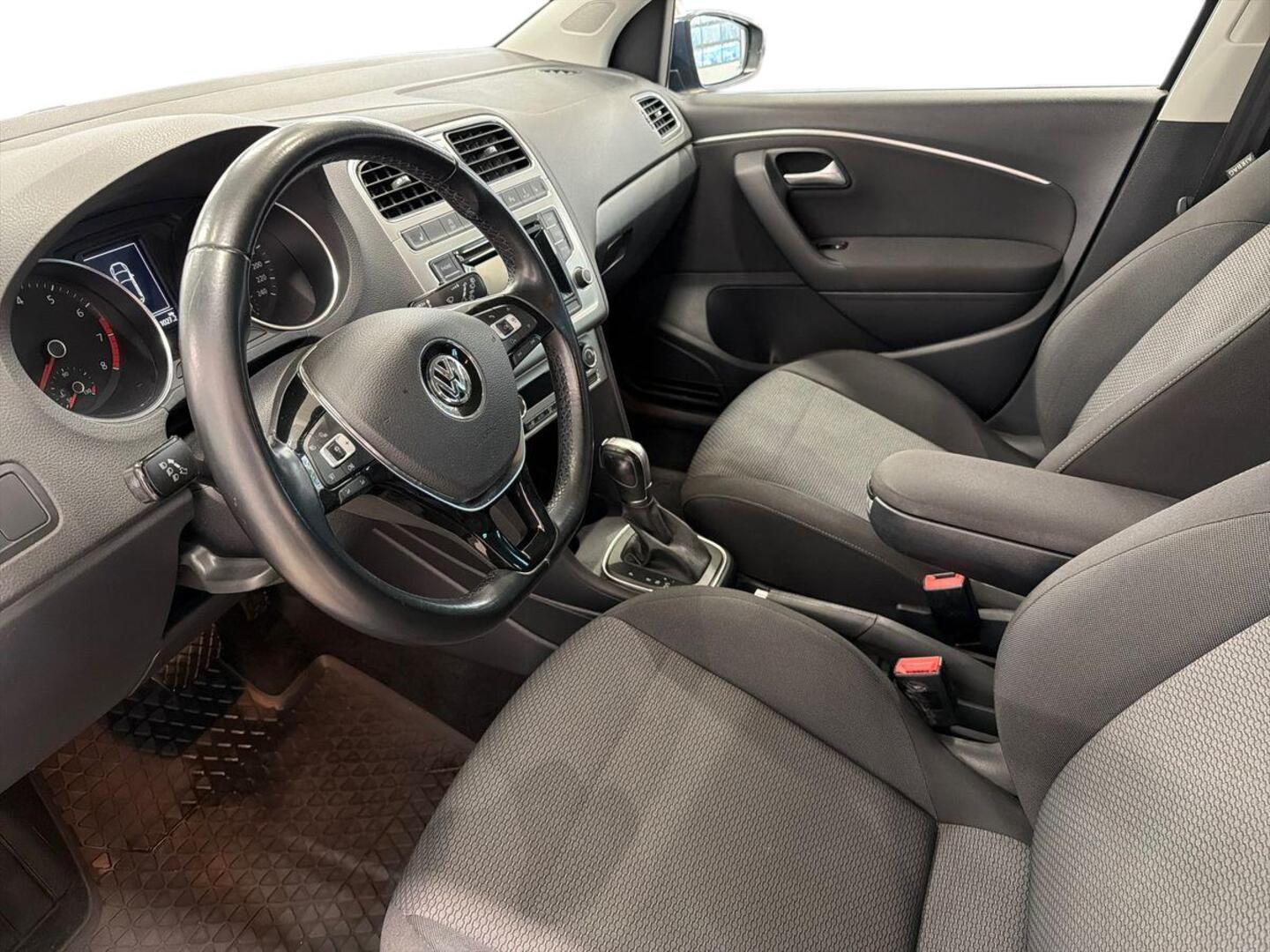 VOLKSWAGEN Polo 2015