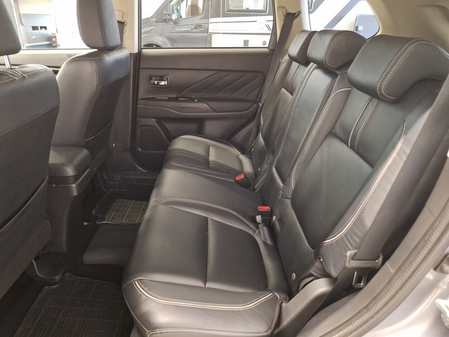 MITSUBISHI Outlander PHEV 2015