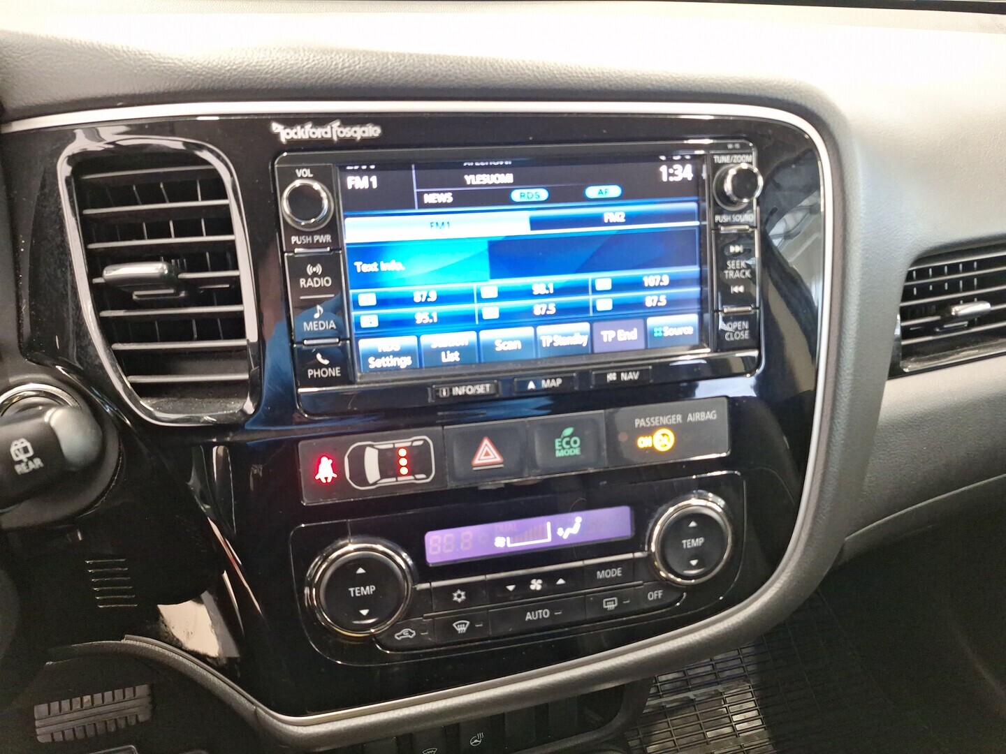 MITSUBISHI Outlander PHEV 2015