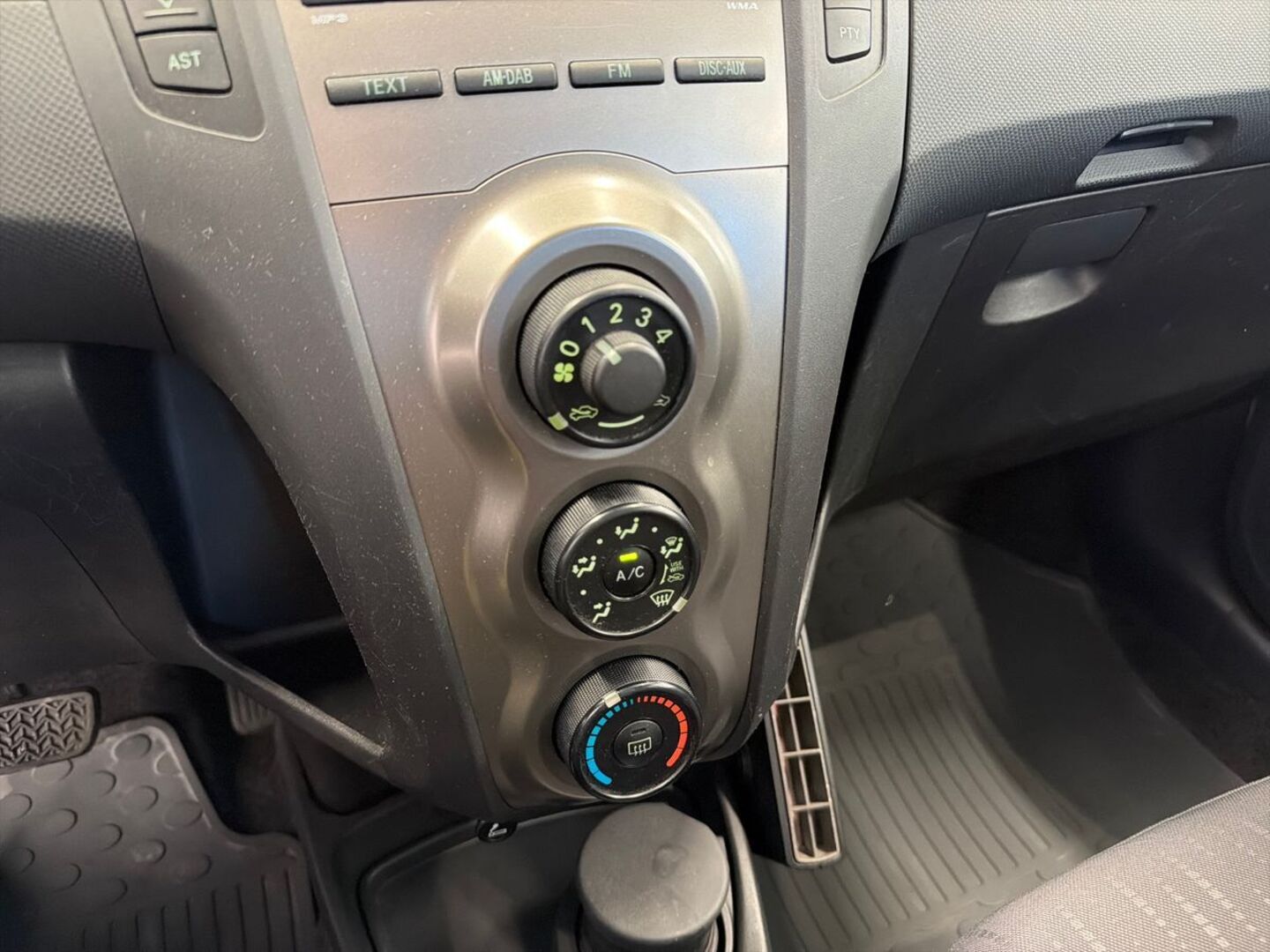 TOYOTA Yaris 2009