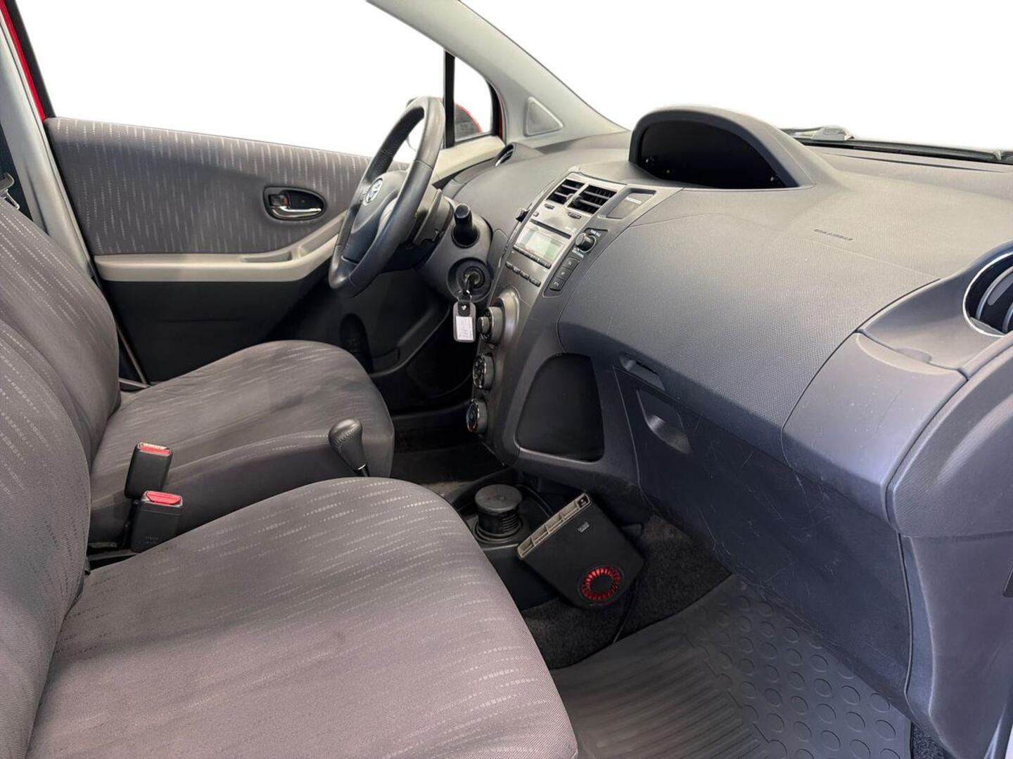 TOYOTA Yaris 2009