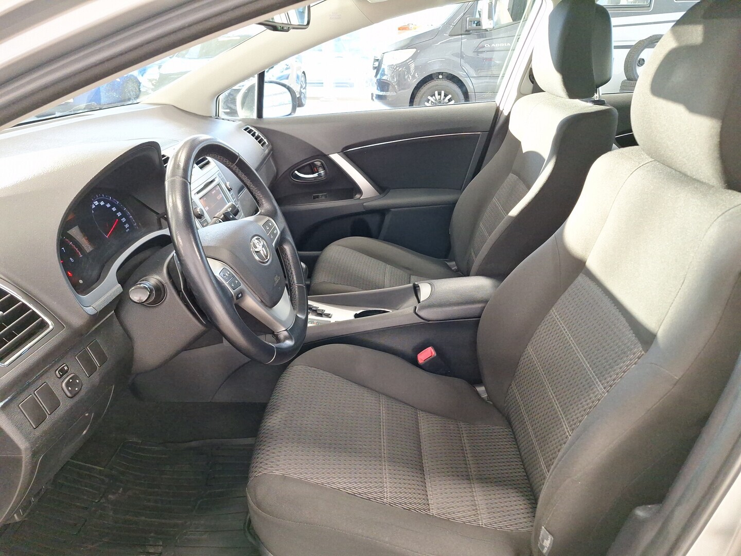 TOYOTA Avensis 2012