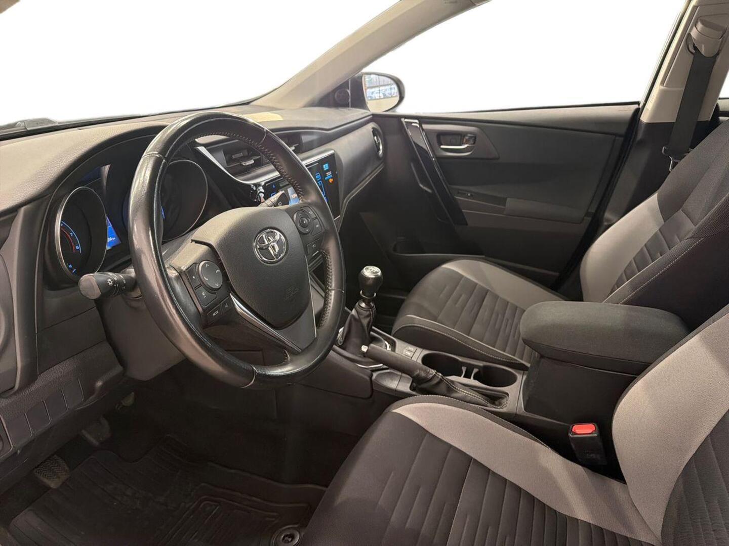 TOYOTA Auris 2017