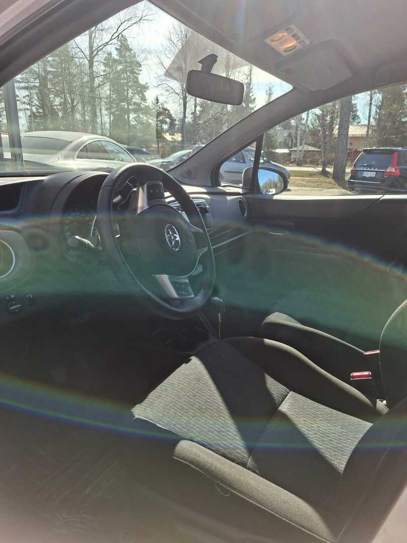 TOYOTA Yaris 2012