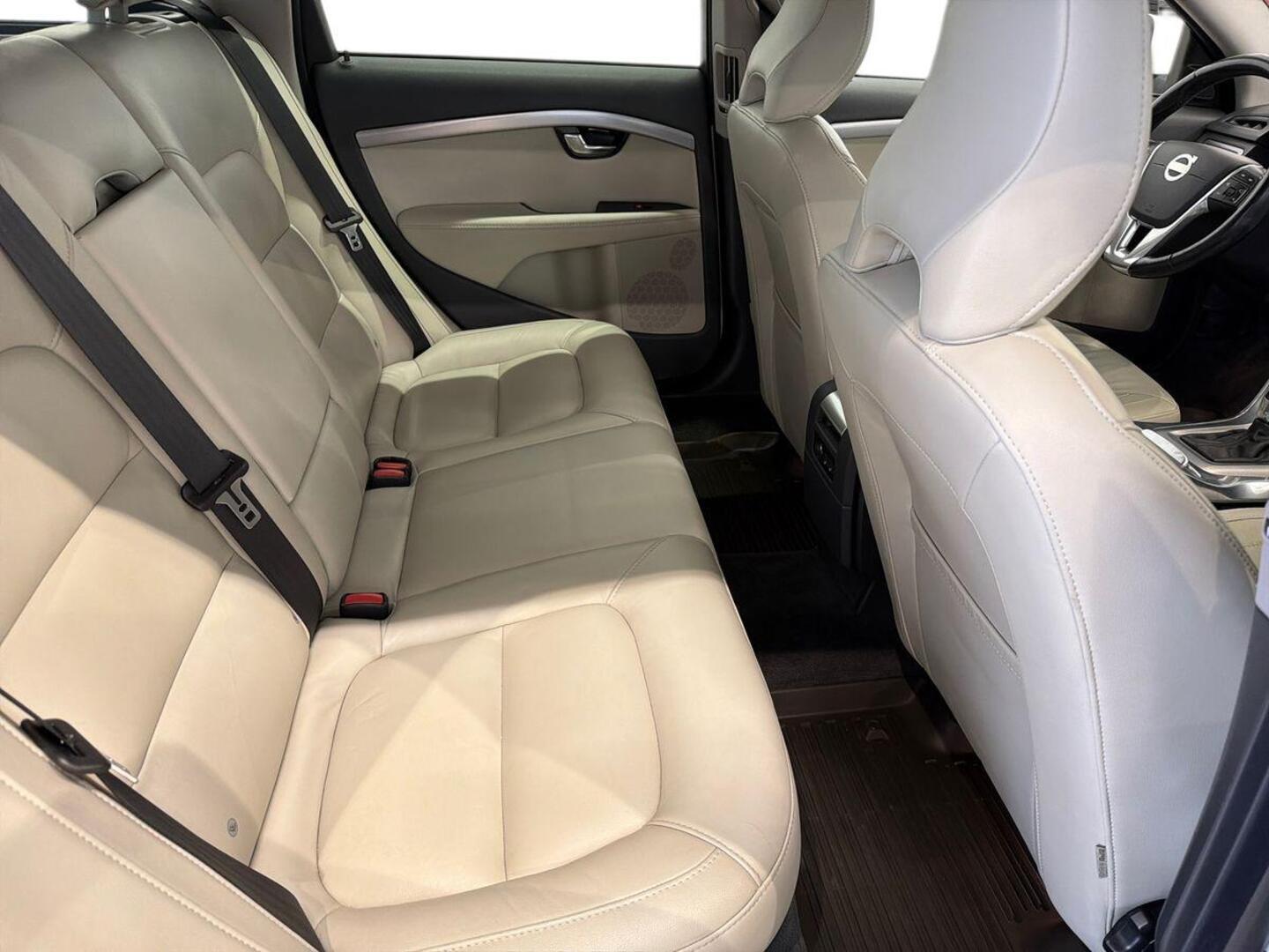 VOLVO V70 2014