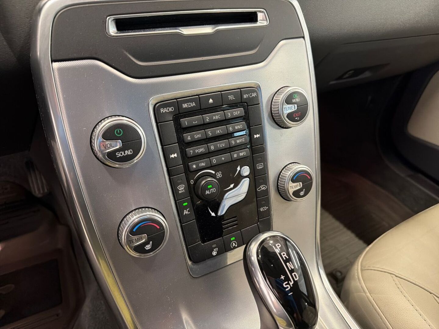 VOLVO V70 2014