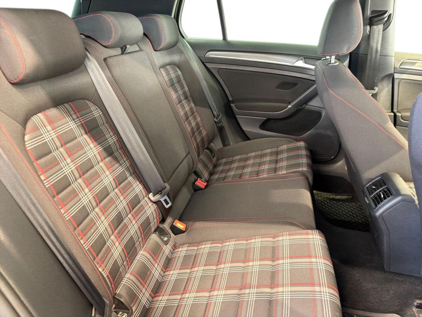 VOLKSWAGEN Golf 2018