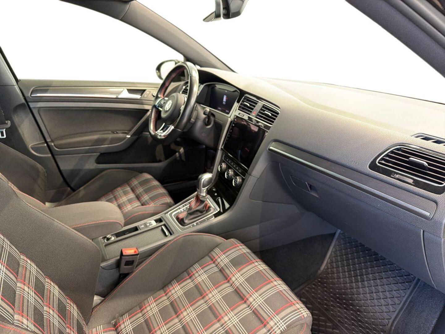 VOLKSWAGEN Golf 2018