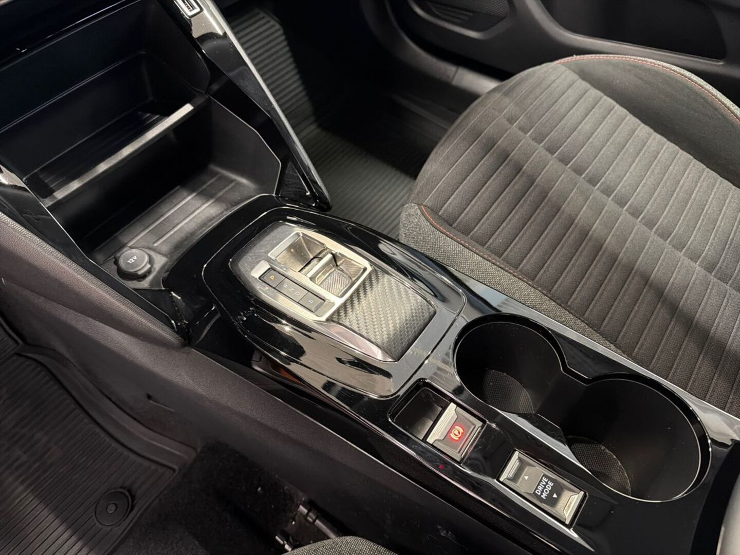 PEUGEOT e-2008 2022