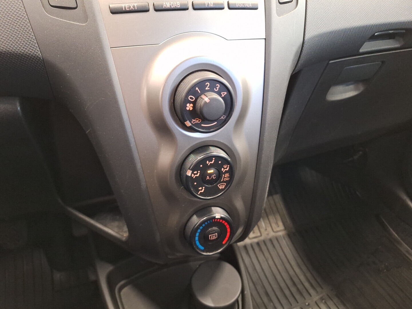 TOYOTA Yaris 2011