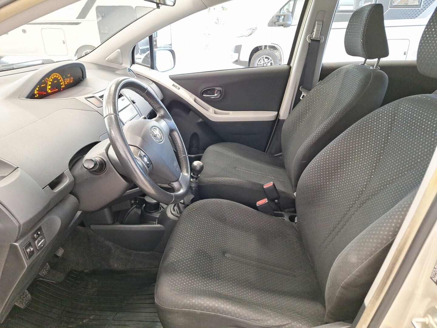 TOYOTA Yaris 2011