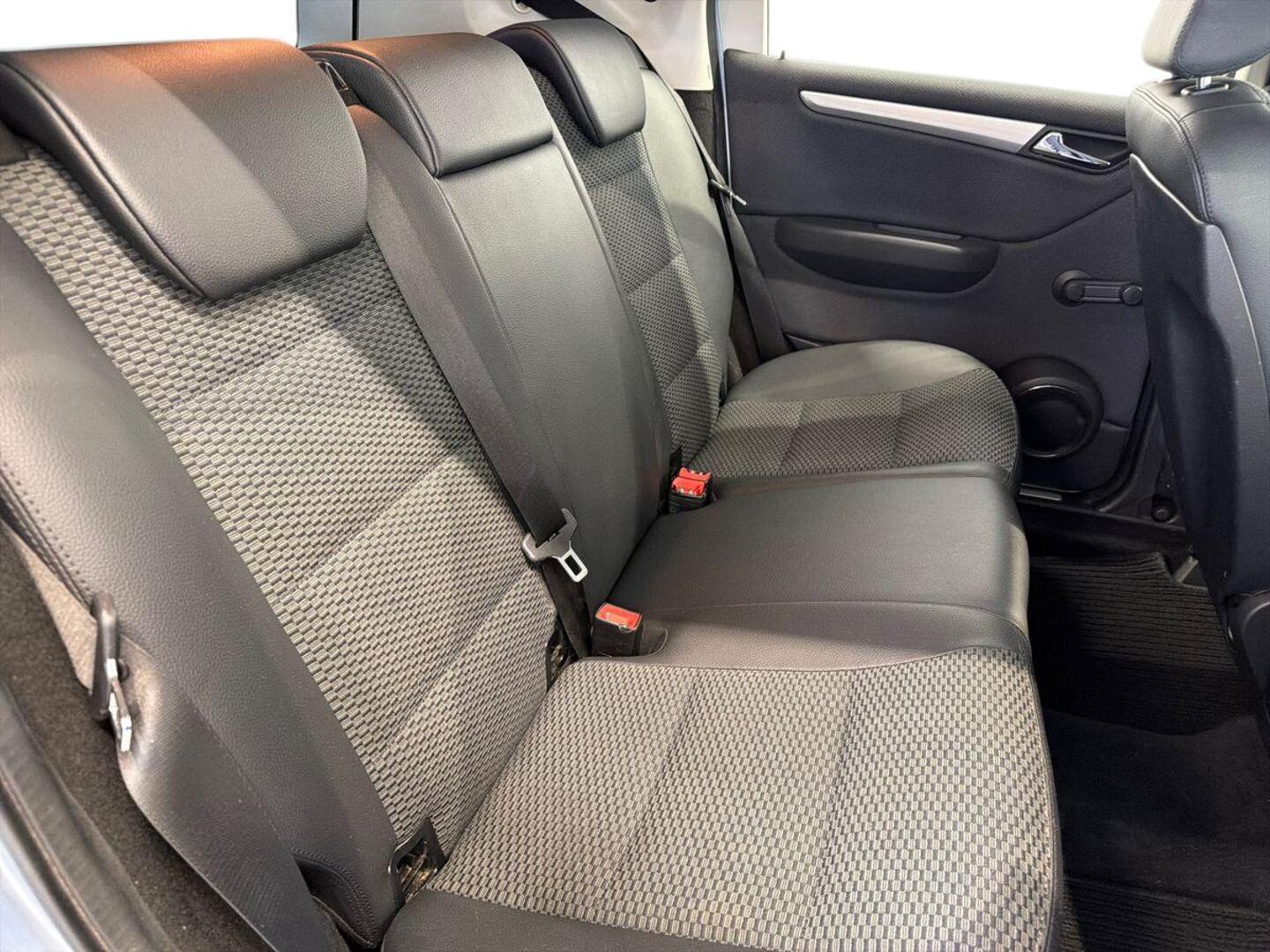 MERCEDES-BENZ A 2011