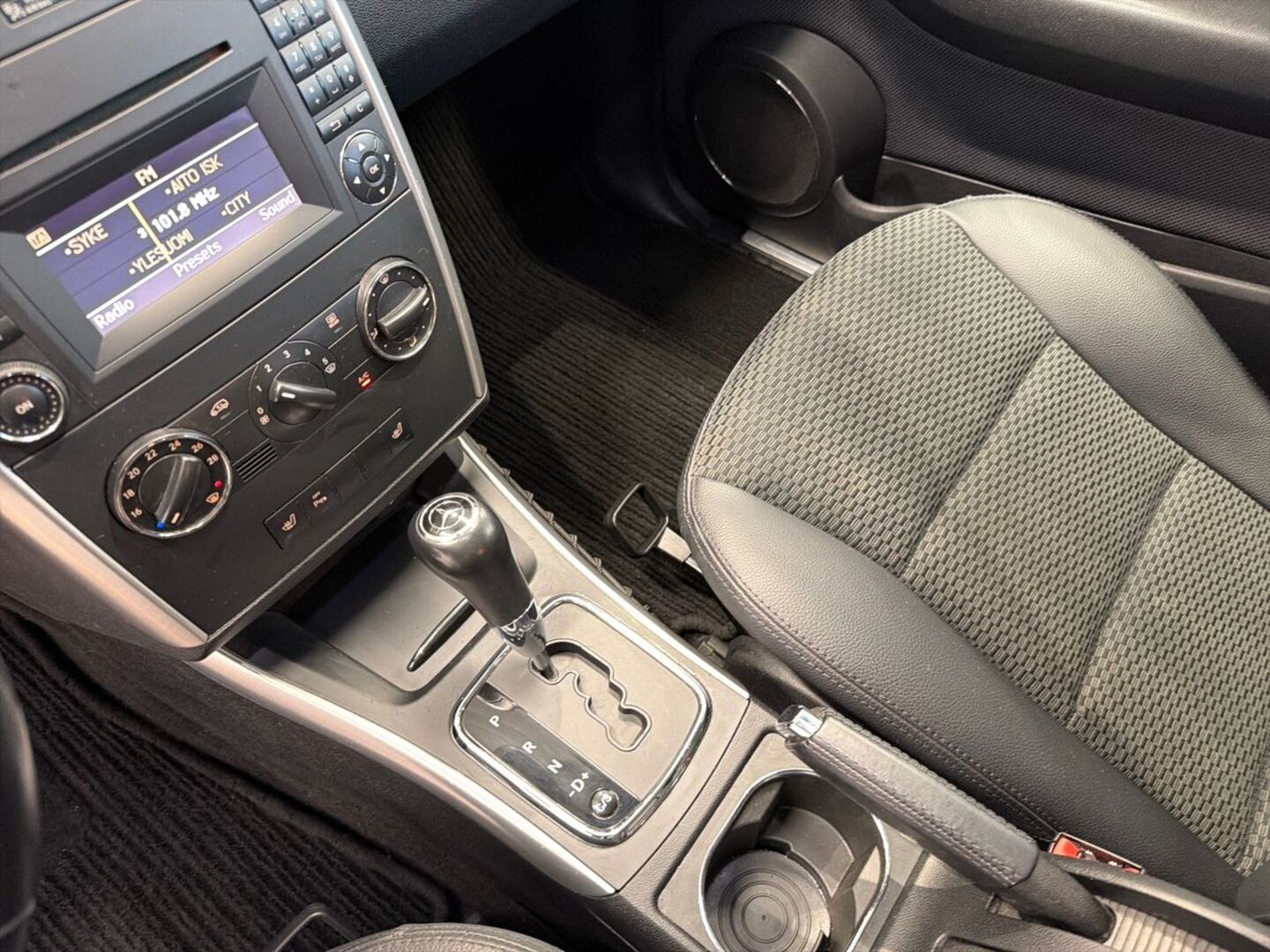 MERCEDES-BENZ A 2011
