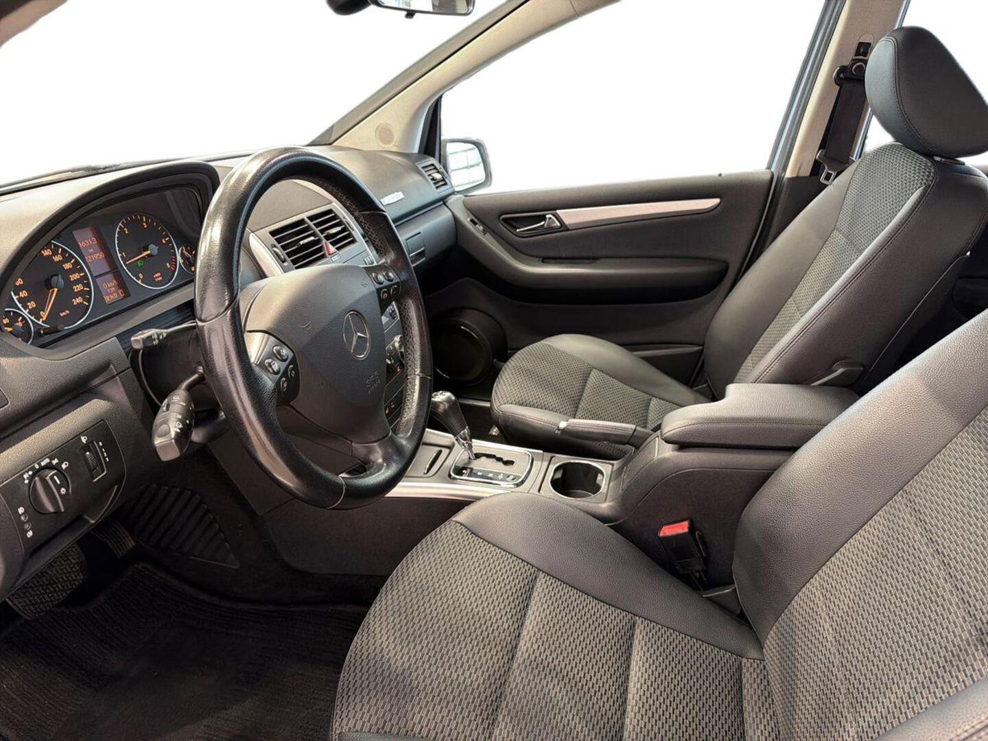MERCEDES-BENZ A 2011