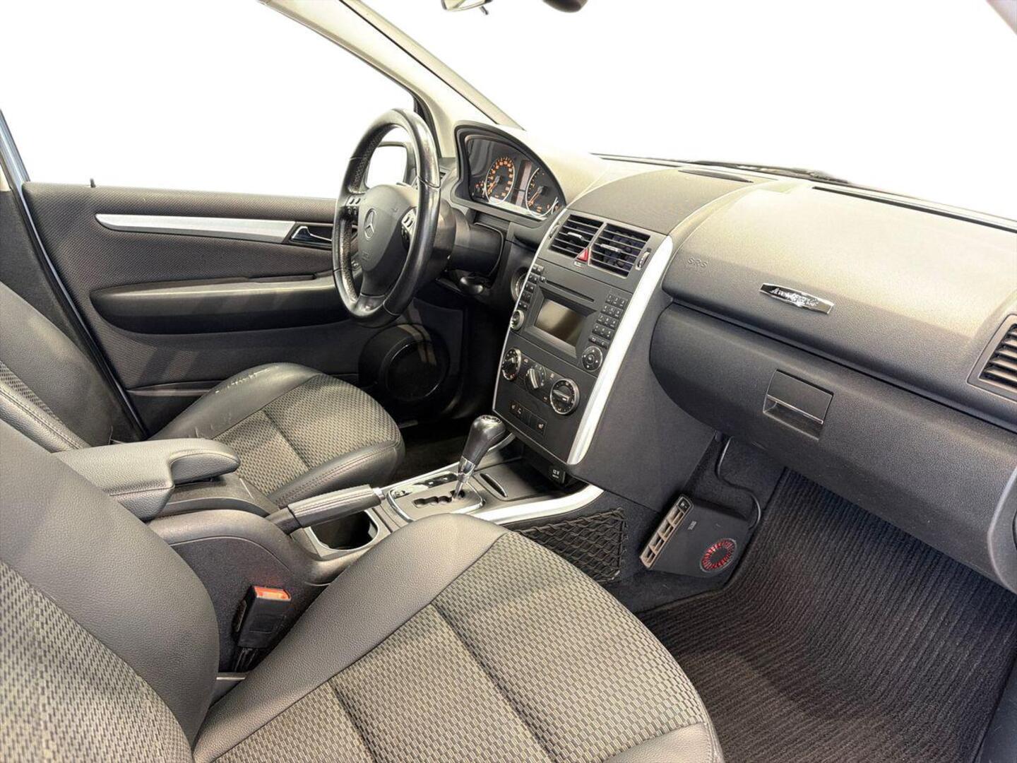 MERCEDES-BENZ A 2011