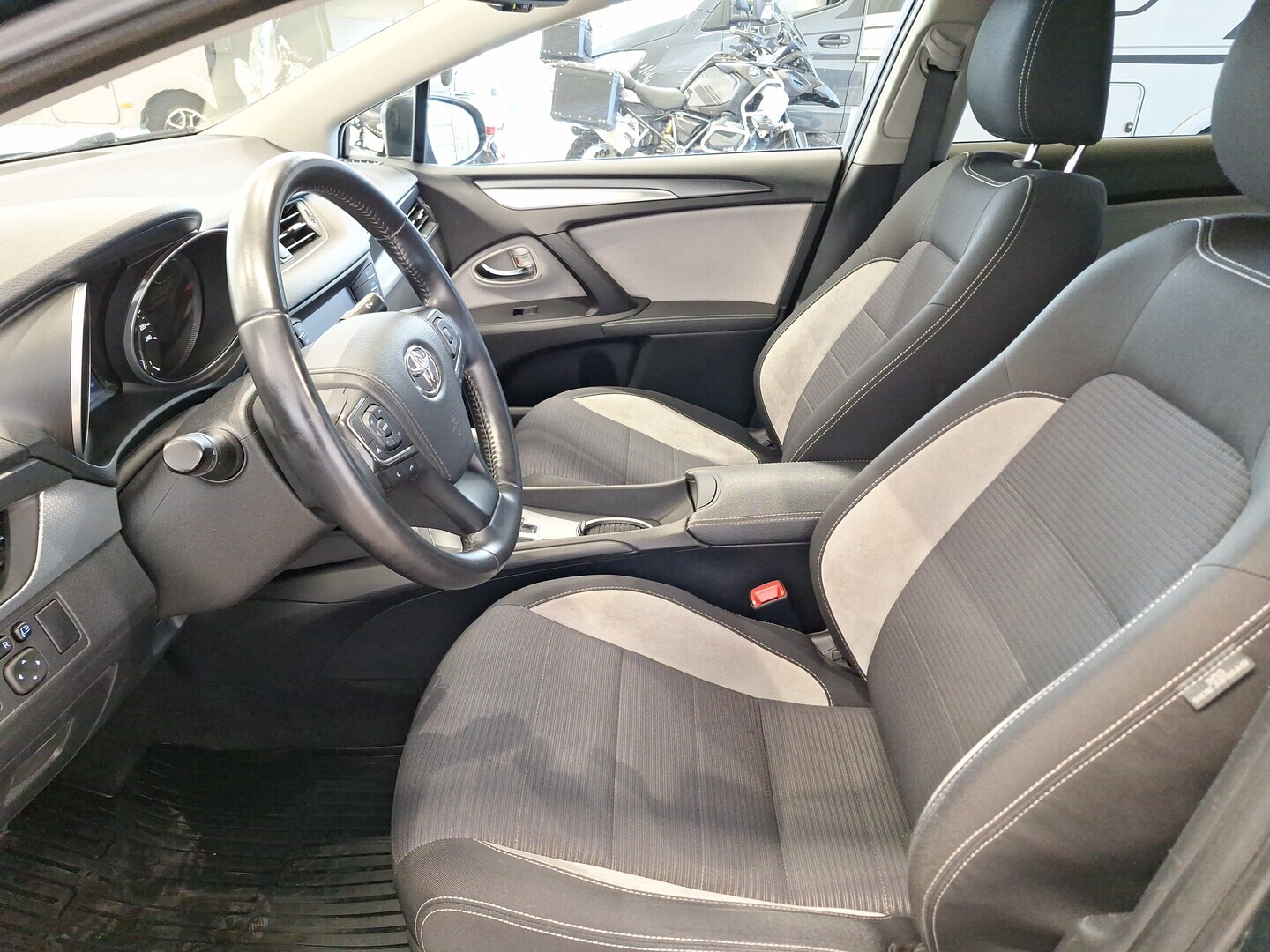 TOYOTA Avensis 2017