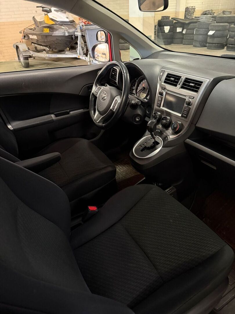 TOYOTA Verso-S 2012