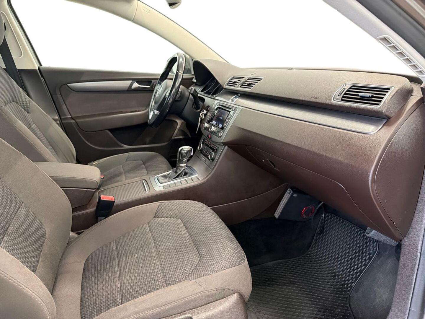 VOLKSWAGEN Passat 2011